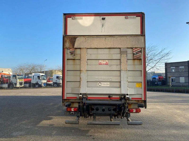 Mercedes-Benz Antos 2533 / LIFT AXLE / HEATED CLOSED BOX / PLATFORM 2000 KG / ONLY:506959 KM / SIDE DOOR / AUTOMATIC / EURO-6 / 2019 - Dobozos felépítményű teherautó: 4 kép. Mercedes-Benz Antos 2533 / LIFT AXLE / HEATED CLOSED BOX / PLATFORM 2000 KG / ONLY:506959 KM / SIDE DOOR / AUTOMATIC / EURO-6 / 2019 - Dobozos felépítményű teherautó: 4 kép.