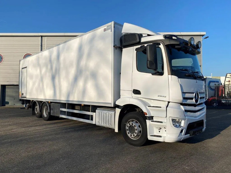 Mercedes-Benz Antos 2533 / LIFT AXLE / HEATED CLOSED BOX / PLATFORM 2000 KG / ONLY:506959 KM / SIDE DOOR / AUTOMATIC / EURO-6 / 2019 - Dobozos felépítményű teherautó: 2 kép. Mercedes-Benz Antos 2533 / LIFT AXLE / HEATED CLOSED BOX / PLATFORM 2000 KG / ONLY:506959 KM / SIDE DOOR / AUTOMATIC / EURO-6 / 2019 - Dobozos felépítményű teherautó: 2 kép.