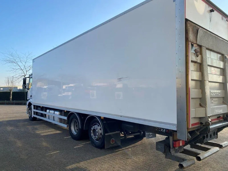 Mercedes-Benz Antos 2533 / LIFT AXLE / HEATED CLOSED BOX / PLATFORM 2000 KG / ONLY:506959 KM / SIDE DOOR / AUTOMATIC / EURO-6 / 2019 - Dobozos felépítményű teherautó: 3 kép. Mercedes-Benz Antos 2533 / LIFT AXLE / HEATED CLOSED BOX / PLATFORM 2000 KG / ONLY:506959 KM / SIDE DOOR / AUTOMATIC / EURO-6 / 2019 - Dobozos felépítményű teherautó: 3 kép.
