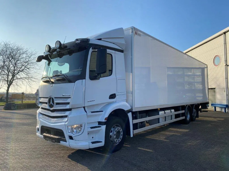 Mercedes-Benz Antos 2533 / LIFT AXLE / HEATED CLOSED BOX / PLATFORM 2000 KG / ONLY:506959 KM / SIDE DOOR / AUTOMATIC / EURO-6 / 2019 - Dobozos felépítményű teherautó: 1 kép. Mercedes-Benz Antos 2533 / LIFT AXLE / HEATED CLOSED BOX / PLATFORM 2000 KG / ONLY:506959 KM / SIDE DOOR / AUTOMATIC / EURO-6 / 2019 - Dobozos felépítményű teherautó: 1 kép.
