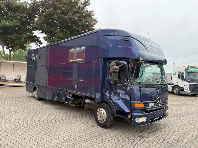 Mercedes-Benz Atego 1223 / ENGINE RUNNING / ONLY:159450 KM / HORSETRUCK / HEATED BOX / GEN2-TACHO= WATERTANK / LIVING ROOM / EURO-2 / MANUAL / - Lószállító kamion: 2 kép. Mercedes-Benz Atego 1223 / ENGINE RUNNING / ONLY:159450 KM / HORSETRUCK / HEATED BOX / GEN2-TACHO= WATERTANK / LIVING ROOM / EURO-2 / MANUAL / - Lószállító kamion: 2 kép.