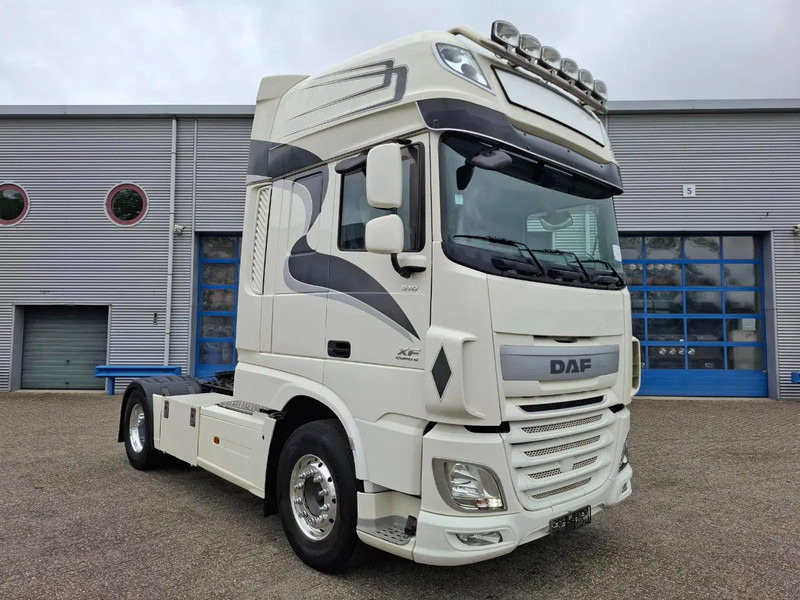 DAF XF106-460 / DEB / TUV:20-01-2026 / 753438 KM / FRIDGE / ACC / LWDS / GEN2 V2 TACHO / ALCOA / AUTOMATIC / EURO-6 / 2017 - Nyergesvontató: 2 kép. DAF XF106-460 / DEB / TUV:20-01-2026 / 753438 KM / FRIDGE / ACC / LWDS / GEN2 V2 TACHO / ALCOA / AUTOMATIC / EURO-6 / 2017 - Nyergesvontató: 2 kép.