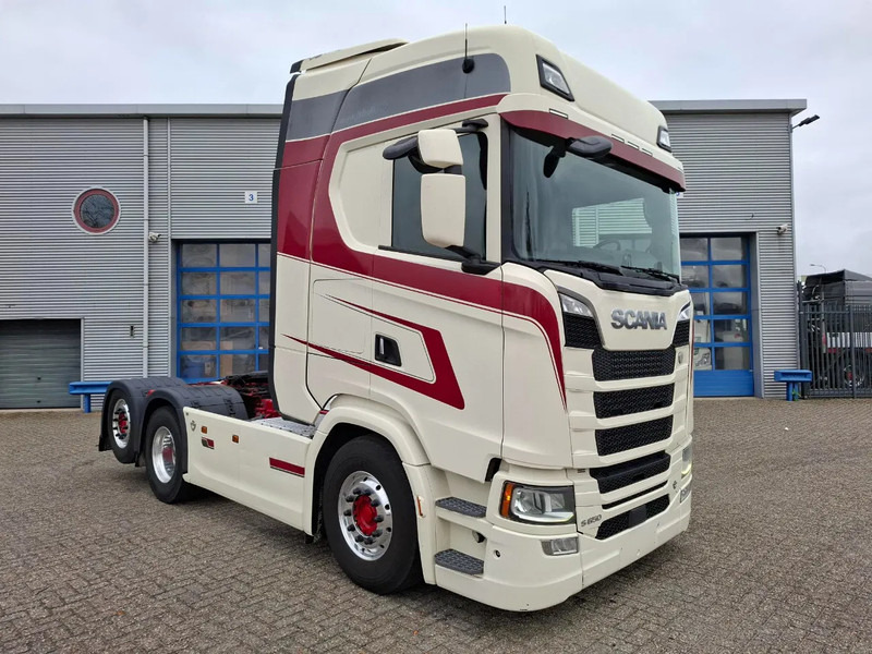 Scania NGS S650 V8 / RETARDER / 633397 KM / 9 TON FRONT AXELE / FULL-AIR / INLINER / FULL SPOILER / LEATHER / ALCOA / NAVI / FRIDGE / E - Nyergesvontató: 2 kép. Scania NGS S650 V8 / RETARDER / 633397 KM / 9 TON FRONT AXELE / FULL-AIR / INLINER / FULL SPOILER / LEATHER / ALCOA / NAVI / FRIDGE / E - Nyergesvontató: 2 kép.