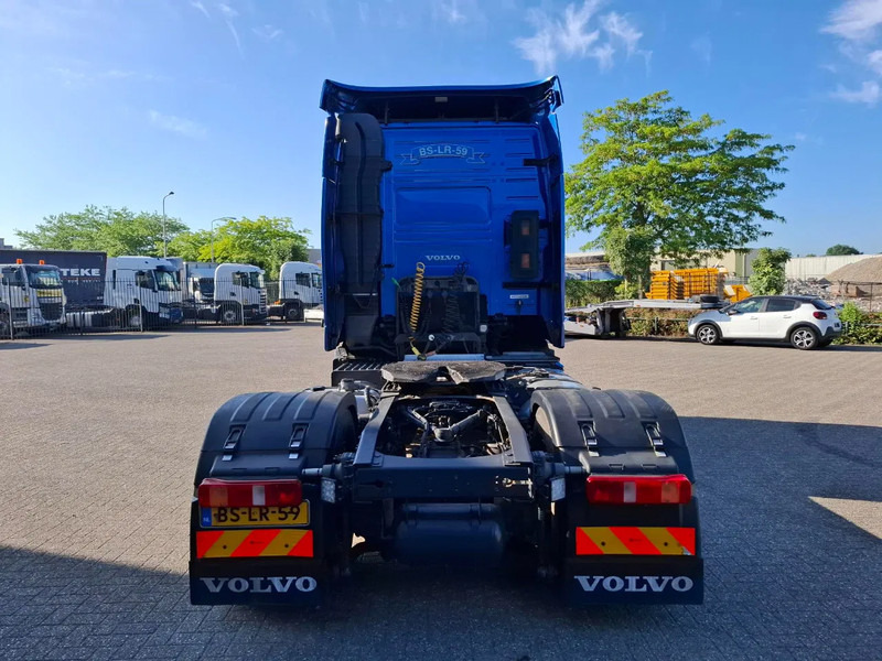 Volvo FH13-400 / HYDRAULICS / NL TRUCK / GLOBETROTTER / FRIGDE / AIRCO / AUTOMATIC / EURO-5 / 2006 - Nyergesvontató: 4 kép. Volvo FH13-400 / HYDRAULICS / NL TRUCK / GLOBETROTTER / FRIGDE / AIRCO / AUTOMATIC / EURO-5 / 2006 - Nyergesvontató: 4 kép.