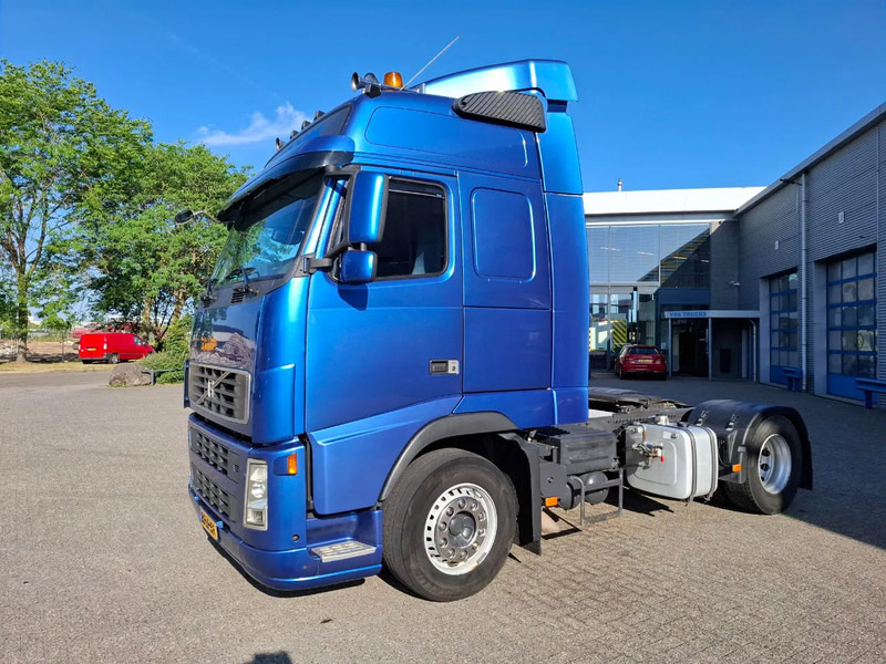 Volvo FH13-400 / HYDRAULICS / NL TRUCK / TUV:14-09-2025 / GLOBETROTTER / FRIGDE / AIRCO / AUTOMATIC / EURO-5 / 2006 - Nyergesvontató: 1 kép. Volvo FH13-400 / HYDRAULICS / NL TRUCK / TUV:14-09-2025 / GLOBETROTTER / FRIGDE / AIRCO / AUTOMATIC / EURO-5 / 2006 - Nyergesvontató: 1 kép.