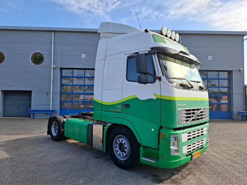 Volvo FH13-440 / NL TRUCK / AIRCO / WEBASTO PARKHEAT / AUTOMATIC / EURO-5 / 2007 - Nyergesvontató: 2 kép. Volvo FH13-440 / NL TRUCK / AIRCO / WEBASTO PARKHEAT / AUTOMATIC / EURO-5 / 2007 - Nyergesvontató: 2 kép.