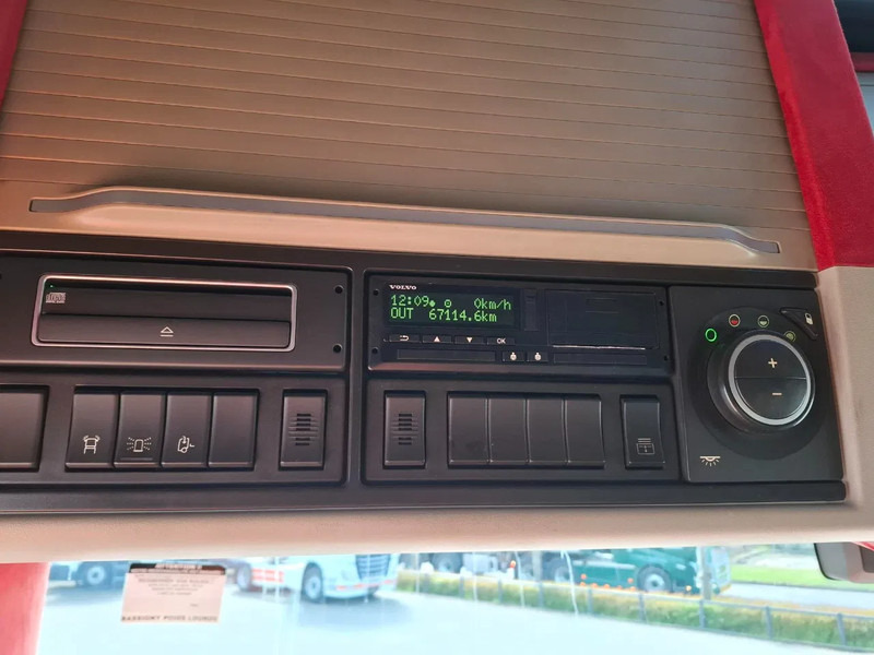 Nyergesvontató Volvo FH4-460 / VEB+ / DOUBLE TANK / FRIDGE / AUTOMATIC / EURO-6 / 2018: 19 kép.