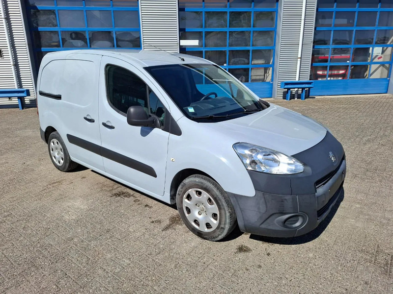 Peugeot Partner 1.6 HDI / TUV:12-01-2026 / AIRCO / CLOSED BOX / MANUAL / EURO-5 b / 2015 - Kis furgon: 2 kép. Peugeot Partner 1.6 HDI / TUV:12-01-2026 / AIRCO / CLOSED BOX / MANUAL / EURO-5 b / 2015 - Kis furgon: 2 kép.