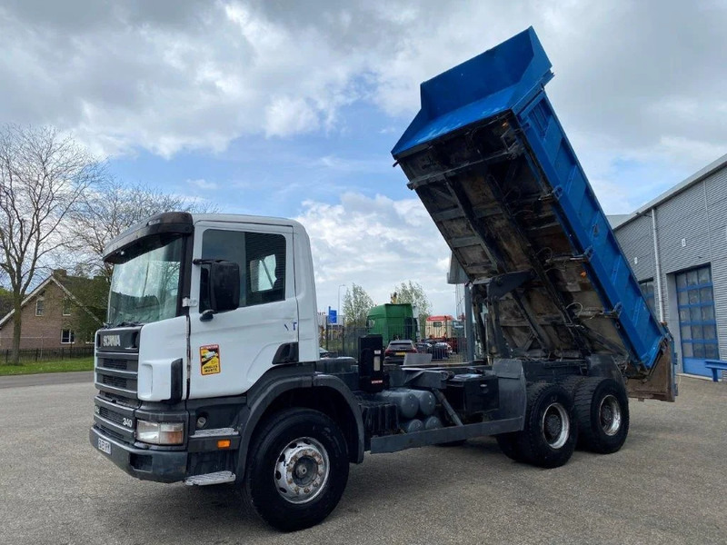 Scania 114-340 / 6X4 / 2 SIDE TIPPER / BIG AXLE / FULL-STEEL / DRUM BRAKES / MANUAL / 1999 - Billenőplatós teherautó: 2 kép. Scania 114-340 / 6X4 / 2 SIDE TIPPER / BIG AXLE / FULL-STEEL / DRUM BRAKES / MANUAL / 1999 - Billenőplatós teherautó: 2 kép.