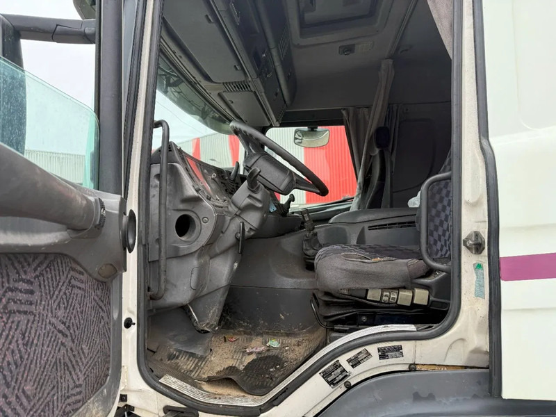 Alvaz teherautó Scania 124-420 / ENGINE RUNNING / RETARDER / BIG AXLE / FULL-STEEL / ONLY: 540918 KM / OLD TACHO / AIRCO / MANUAL / EURO-3 / 2002: 16 kép. Alvaz teherautó Scania 124-420 / ENGINE RUNNING / RETARDER / BIG AXLE / FULL-STEEL / ONLY: 540918 KM / OLD TACHO / AIRCO / MANUAL / EURO-3 / 2002: 16 kép.