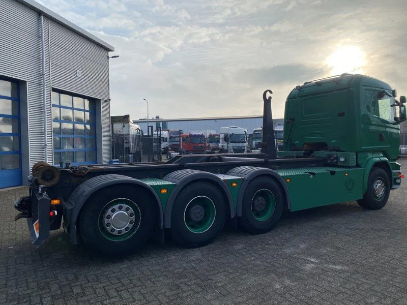 Scania R520 V8 / 8X4 / BIG AXLE / AJK HOOKLIFT 30TON / LIFT+LENKACHSE / NAVI / LEATHER / FULL-AIR / AUTOMATIC / EURO-6 / 2015 - Horgos rakodó teherautó: 5 kép. Scania R520 V8 / 8X4 / BIG AXLE / AJK HOOKLIFT 30TON / LIFT+LENKACHSE / NAVI / LEATHER / FULL-AIR / AUTOMATIC / EURO-6 / 2015 - Horgos rakodó teherautó: 5 kép.
