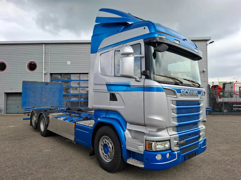 Scania R580 V8 / RETARDER / LIFT+LENKACHSE / FULL-AIR / PLATFORM 2000 KG / LEATHER / AIRCO / AUTOMATIC / EURO-6 / 2014 - Alvaz teherautó: 2 kép. Scania R580 V8 / RETARDER / LIFT+LENKACHSE / FULL-AIR / PLATFORM 2000 KG / LEATHER / AIRCO / AUTOMATIC / EURO-6 / 2014 - Alvaz teherautó: 2 kép.