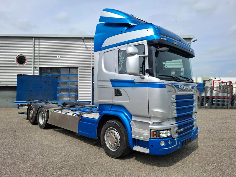 Scania R580 V8 / RETARDER / LIFT+LENKACHSE / FULL-AIR / PLATFORM 2000 KG / LEATHER / AIRCO / AUTOMATIC / EURO-6 / 2015 - Alvaz teherautó: 2 kép. Scania R580 V8 / RETARDER / LIFT+LENKACHSE / FULL-AIR / PLATFORM 2000 KG / LEATHER / AIRCO / AUTOMATIC / EURO-6 / 2015 - Alvaz teherautó: 2 kép.
