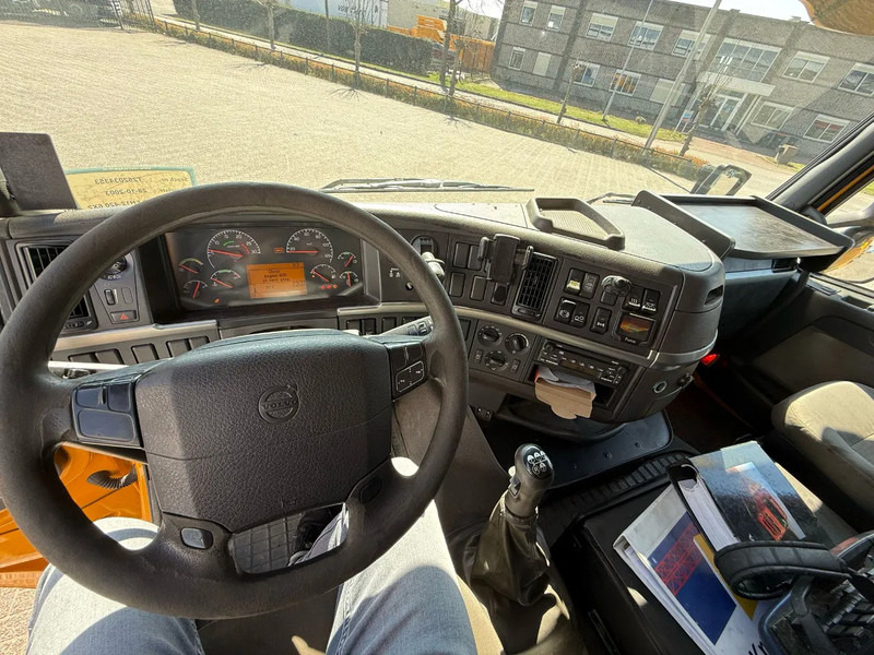 Interior photo 1: Darus autó Volvo FH12-420 / CRANE AMCO VEBA V8204S / REMOTE / XENON / AIRCO / ANALOGE TACHO / MANUAL / EURO-3 / 2003