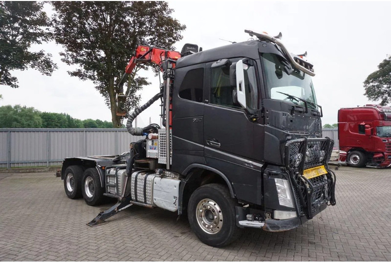 Volvo FH16-750 / ENGINE RUNNING / 6x4 / RETARDER / BIG AXLE / VEB+ / PALFINGER FD250 / EURO-6 / 2016 - Rönkszállító teherautó, Darus autó: 4 kép. Volvo FH16-750 / ENGINE RUNNING / 6x4 / RETARDER / BIG AXLE / VEB+ / PALFINGER FD250 / EURO-6 / 2016 - Rönkszállító teherautó, Darus autó: 4 kép.