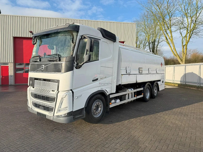 Volvo FH5-500 6X2 / ENGINE RUNNING / LIFT+LENKACHSE / FULL AIR / ADR / EUROTANK / 9-TON FRONT AXLE / EURO-6 / 2022 - Tartályos teherautó: 1 kép. Volvo FH5-500 6X2 / ENGINE RUNNING / LIFT+LENKACHSE / FULL AIR / ADR / EUROTANK / 9-TON FRONT AXLE / EURO-6 / 2022 - Tartályos teherautó: 1 kép.