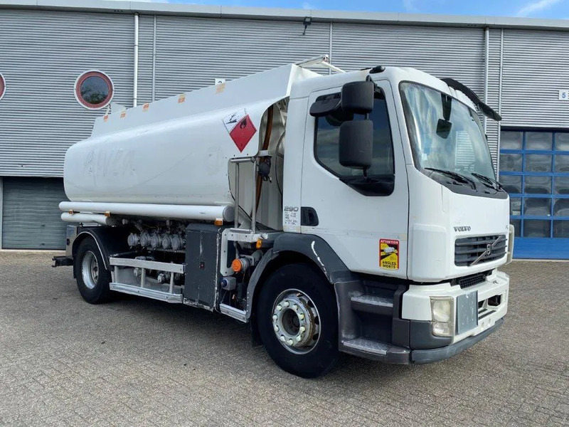 Volvo FL7-290 / 5 COMPARTIMENTS / 13000 LITER TOTAL / PUMP / ONLY:288120 KM / AUTOMATIC / EURO-5 / 2009 - Tartályos teherautó: 2 kép. Volvo FL7-290 / 5 COMPARTIMENTS / 13000 LITER TOTAL / PUMP / ONLY:288120 KM / AUTOMATIC / EURO-5 / 2009 - Tartályos teherautó: 2 kép.