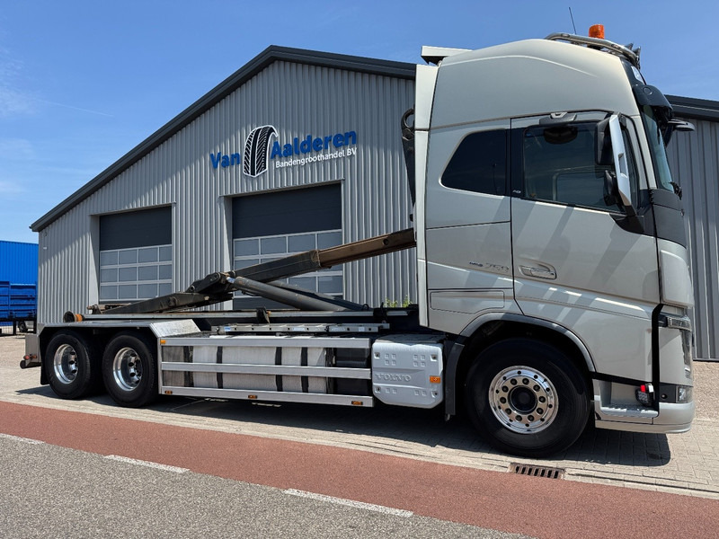Volvo FH16 750 6x2, VDL 21 Ton Haak - Horgos rakodó teherautó: 2 kép. Volvo FH16 750 6x2, VDL 21 Ton Haak - Horgos rakodó teherautó: 2 kép.