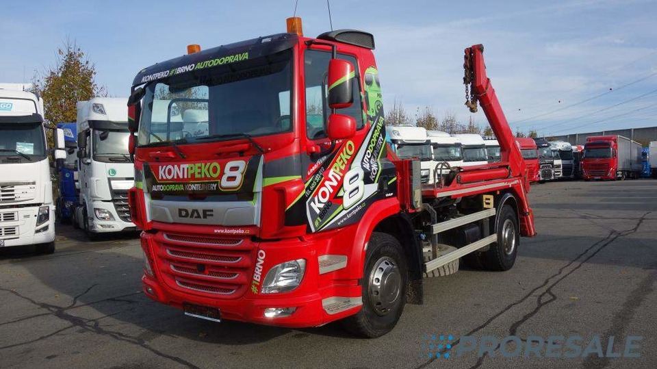 DAF CF 370 FA Day Cab EURO 6 řetězový nosič kontejnerů AK12 - Konténerszállító: 2 kép. DAF CF 370 FA Day Cab EURO 6 řetězový nosič kontejnerů AK12 - Konténerszállító: 2 kép.