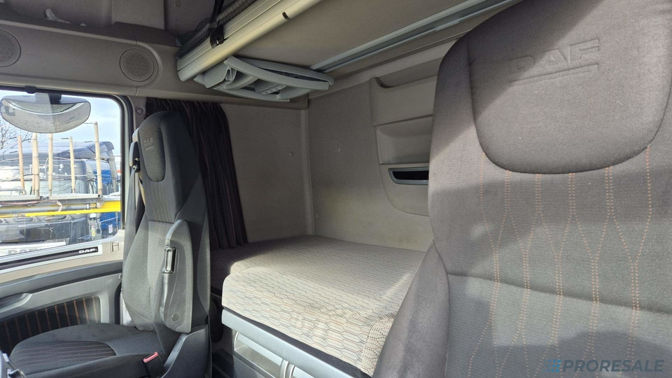 DAF XF 450 FT LOW DECK SSC EURO 6 - Nyergesvontató: 5 kép. DAF XF 450 FT LOW DECK SSC EURO 6 - Nyergesvontató: 5 kép.