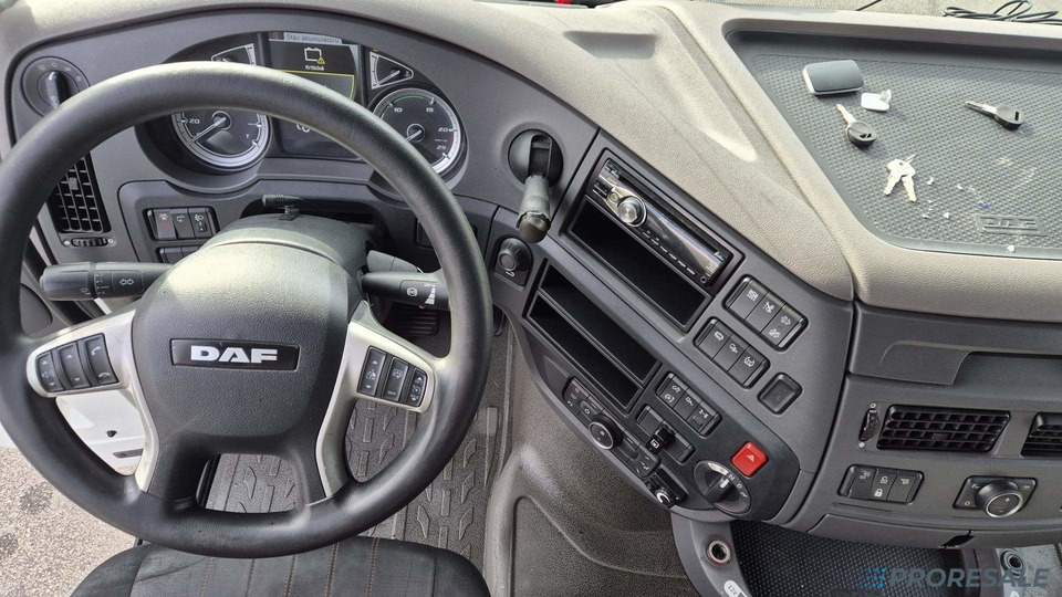 DAF XF 450 FT LOW DECK SSC EURO 6 - Nyergesvontató: 4 kép. DAF XF 450 FT LOW DECK SSC EURO 6 - Nyergesvontató: 4 kép.