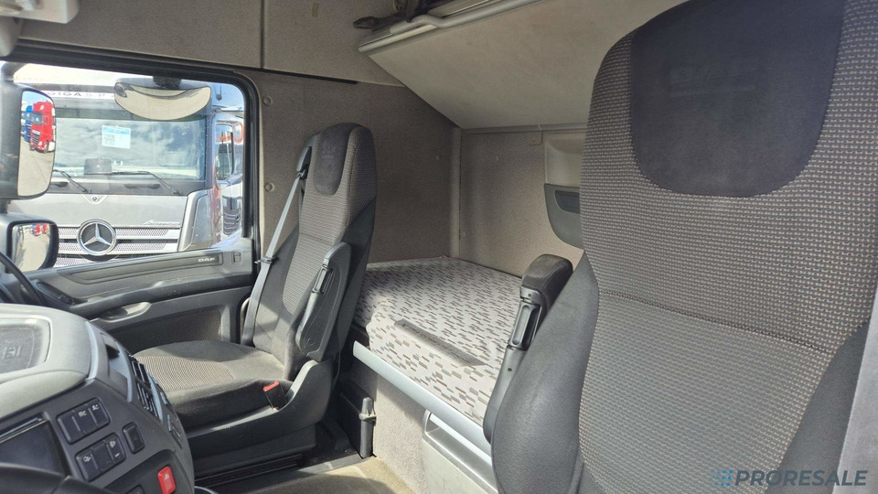 DAF XF 460 FT LOW DECK SC EURO 6 - Nyergesvontató: 5 kép. DAF XF 460 FT LOW DECK SC EURO 6 - Nyergesvontató: 5 kép.