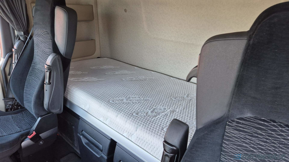 MERCEDES-BENZ ACTROS 1845 LS GIGA SPACE EURO 6 - Nyergesvontató: 5 kép. MERCEDES-BENZ ACTROS 1845 LS GIGA SPACE EURO 6 - Nyergesvontató: 5 kép.