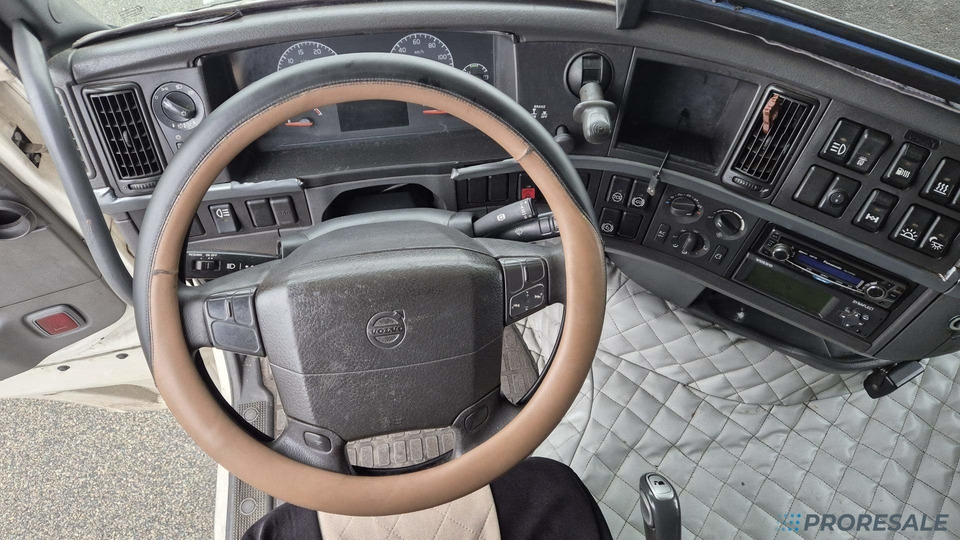 VOLVO FH 13.440 42T EURO 5 - Nyergesvontató: 4 kép. VOLVO FH 13.440 42T EURO 5 - Nyergesvontató: 4 kép.