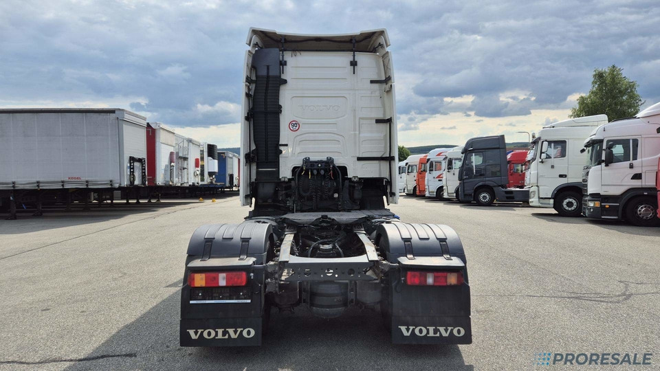 VOLVO FH 460 EURO 6 - Nyergesvontató: 3 kép. VOLVO FH 460 EURO 6 - Nyergesvontató: 3 kép.