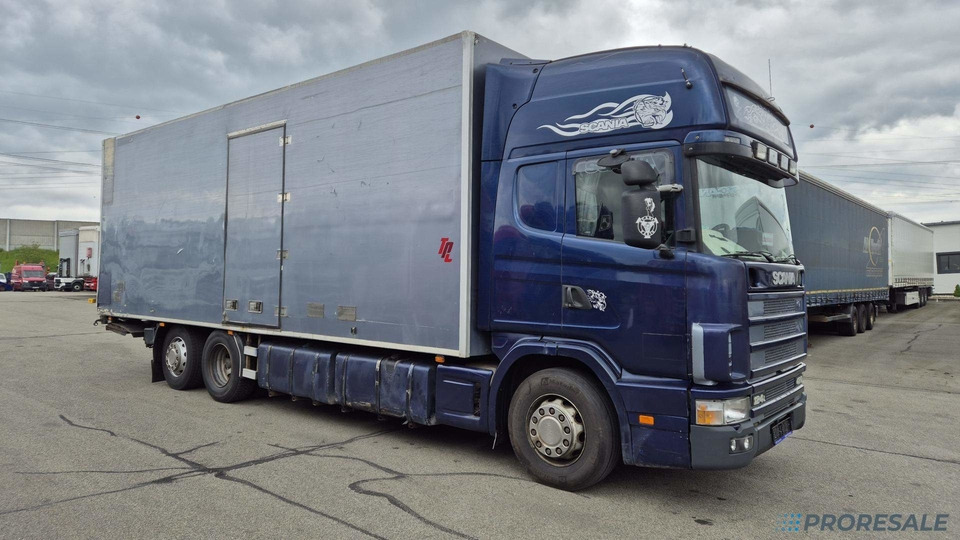 SCANIA R124 LB 6X2 EURO 3 - skříňový + hydraulické čelo - Dobozos felépítményű teherautó: 1 kép. SCANIA R124 LB 6X2 EURO 3 - skříňový + hydraulické čelo - Dobozos felépítményű teherautó: 1 kép.