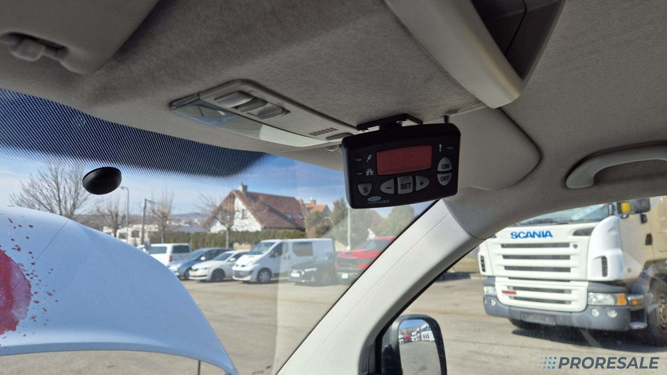 Hűtős kisteherautó VOLKSWAGEN TRANSPORTER 2.5 TDi - nová mrazírenská vestavba + CARRIER XARIOS 230/12 V - vadný motor: 9 kép.
