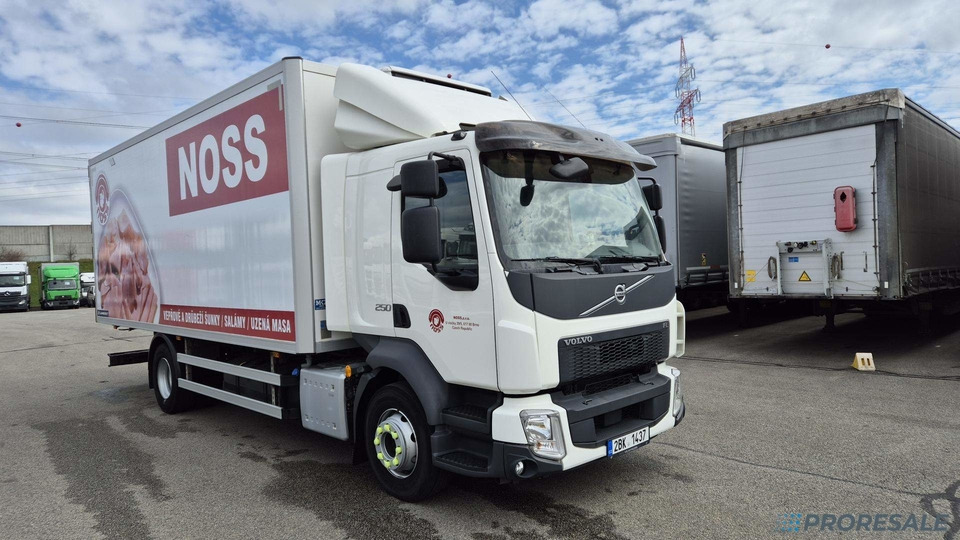 VOLVO FL 250 BB EURO 6 - mrazírna + CARRIER XARIOS 600 EL MAXI - Hűtős teherautó: 1 kép. VOLVO FL 250 BB EURO 6 - mrazírna + CARRIER XARIOS 600 EL MAXI - Hűtős teherautó: 1 kép.