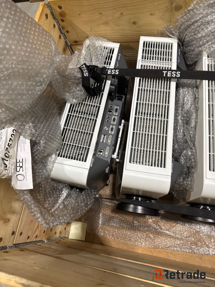 5 stk projektorer / projectors 5 pcs - Szerszám/ Felszerelés: 2 kép. 5 stk projektorer / projectors 5 pcs - Szerszám/ Felszerelés: 2 kép.