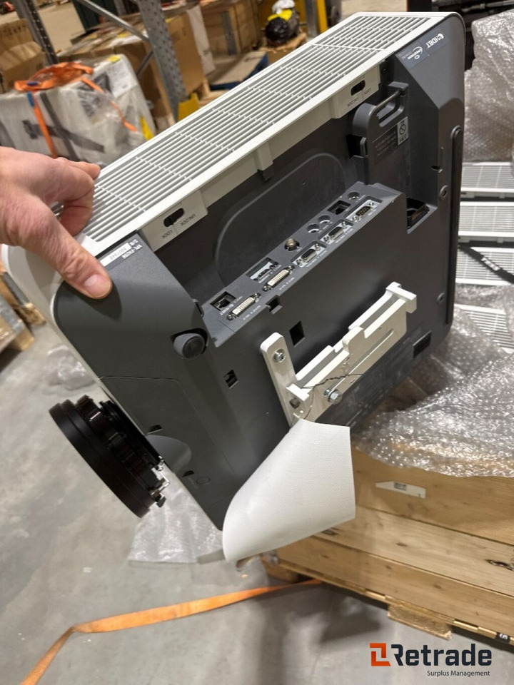 5 stk projektorer / projectors 5 pcs - Szerszám/ Felszerelés: 3 kép. 5 stk projektorer / projectors 5 pcs - Szerszám/ Felszerelés: 3 kép.