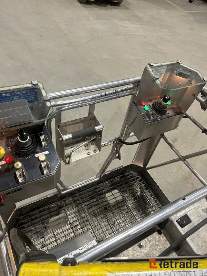 Deice bil Volvo FL6H Elephant MY, Vestegaard A/S - Repülőgép jégtelenítő: 4 kép. Deice bil Volvo FL6H Elephant MY, Vestegaard A/S - Repülőgép jégtelenítő: 4 kép.