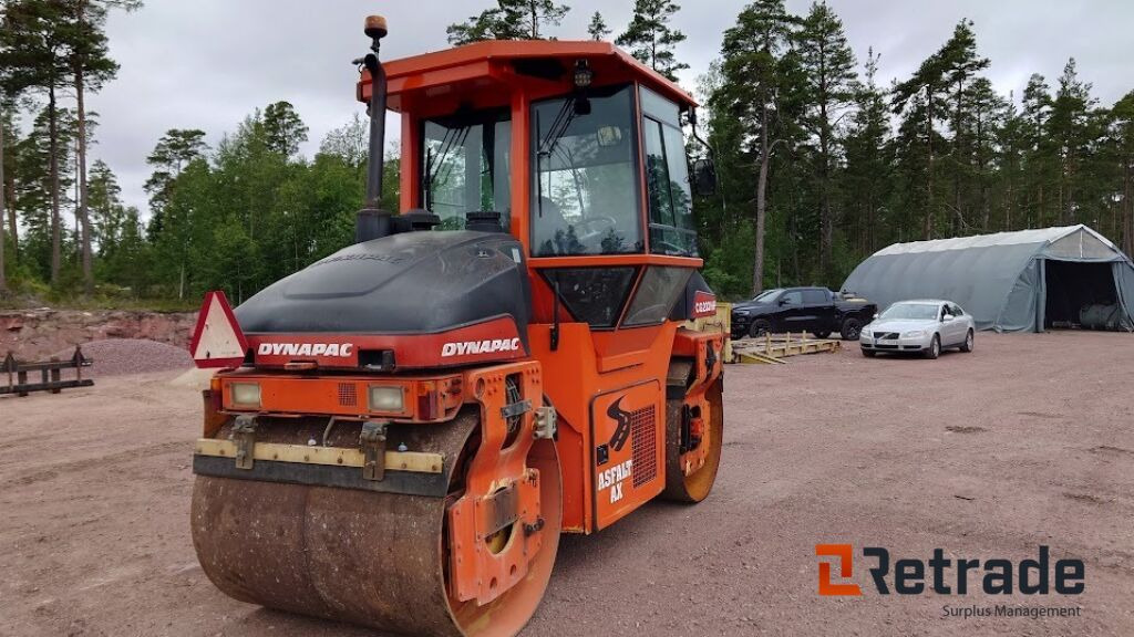 Asfaltsvält DYNAPAC CG233HF - Építőipari gépek: 4 kép. Asfaltsvält DYNAPAC CG233HF - Építőipari gépek: 4 kép.