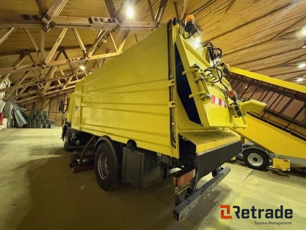 Glykol suger - Scania P310 med Bucher STKF 9500 på bygg! - Szemetesautó: 4 kép. Glykol suger - Scania P310 med Bucher STKF 9500 på bygg! - Szemetesautó: 4 kép.