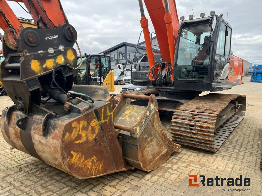 HITACHI ZAXIS 350 LC Gravemaskine / HITACHI ZAXIS 350 LC Excavator / - Lánctalpas kotró: 2 kép. HITACHI ZAXIS 350 LC Gravemaskine / HITACHI ZAXIS 350 LC Excavator / - Lánctalpas kotró: 2 kép.