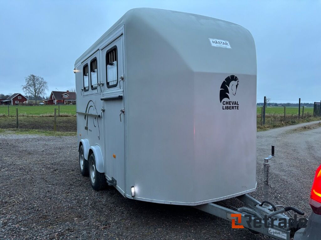 Hästtransport 3 hästars med Fronturlastning , combi ramp, stor sadelkammare - Lószállító utánfutó: 5 kép. Hästtransport 3 hästars med Fronturlastning , combi ramp, stor sadelkammare - Lószállító utánfutó: 5 kép.