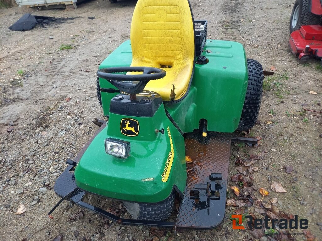 John Deere Redskabsbærer - Kerti gépek: 2 kép. John Deere Redskabsbærer - Kerti gépek: 2 kép.