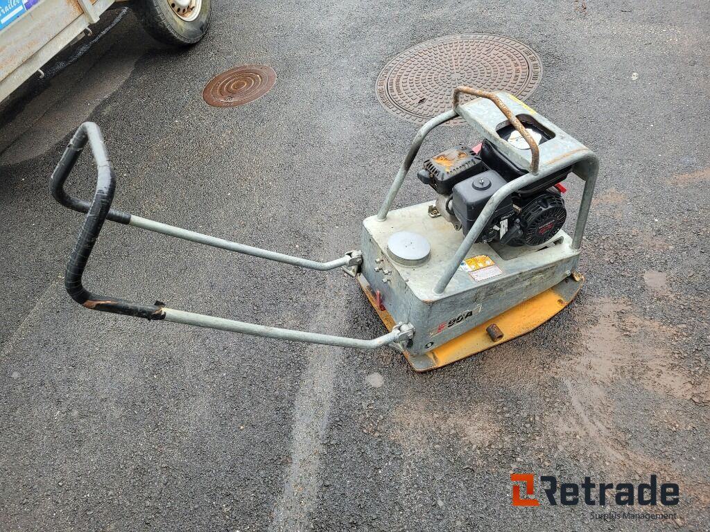 Markvibrator vibroplatta Swepac F90A - Építőipari berendezések: 3 kép. Markvibrator vibroplatta Swepac F90A - Építőipari berendezések: 3 kép.