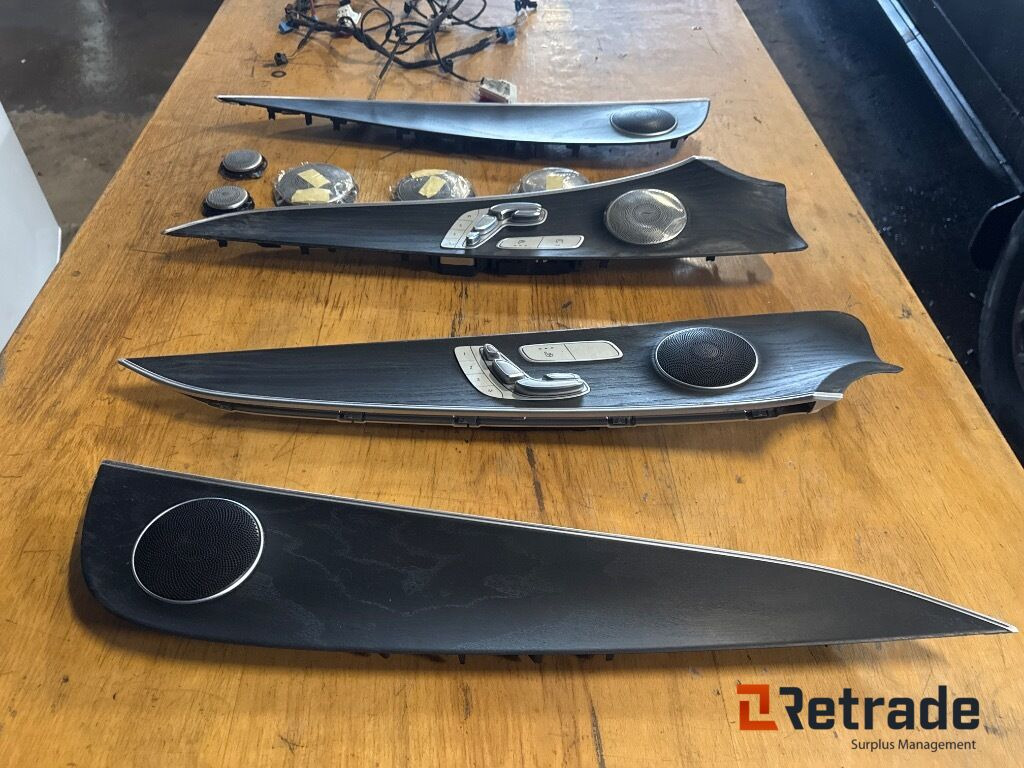 Autó Mercedes Benz Dellæder: 14 kép.