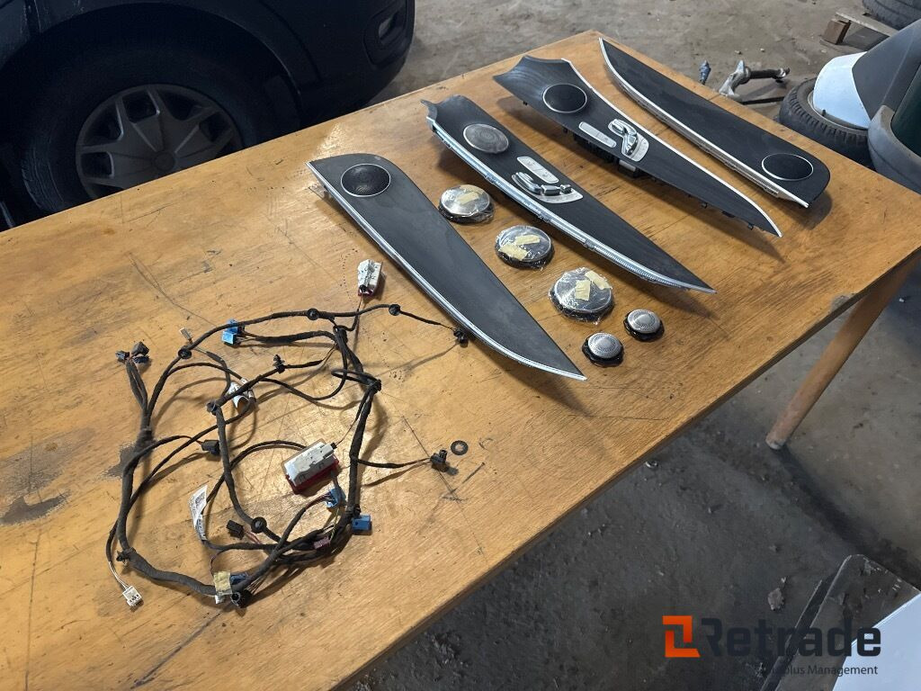 Autó Mercedes Benz Dellæder: 13 kép.