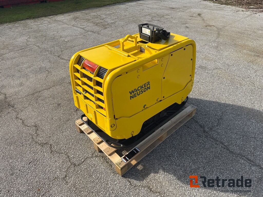 Pladevibrator Wacker Neuson Dpu80 R Remote - Építőipari berendezések: 1 kép. Pladevibrator Wacker Neuson Dpu80 R Remote - Építőipari berendezések: 1 kép.