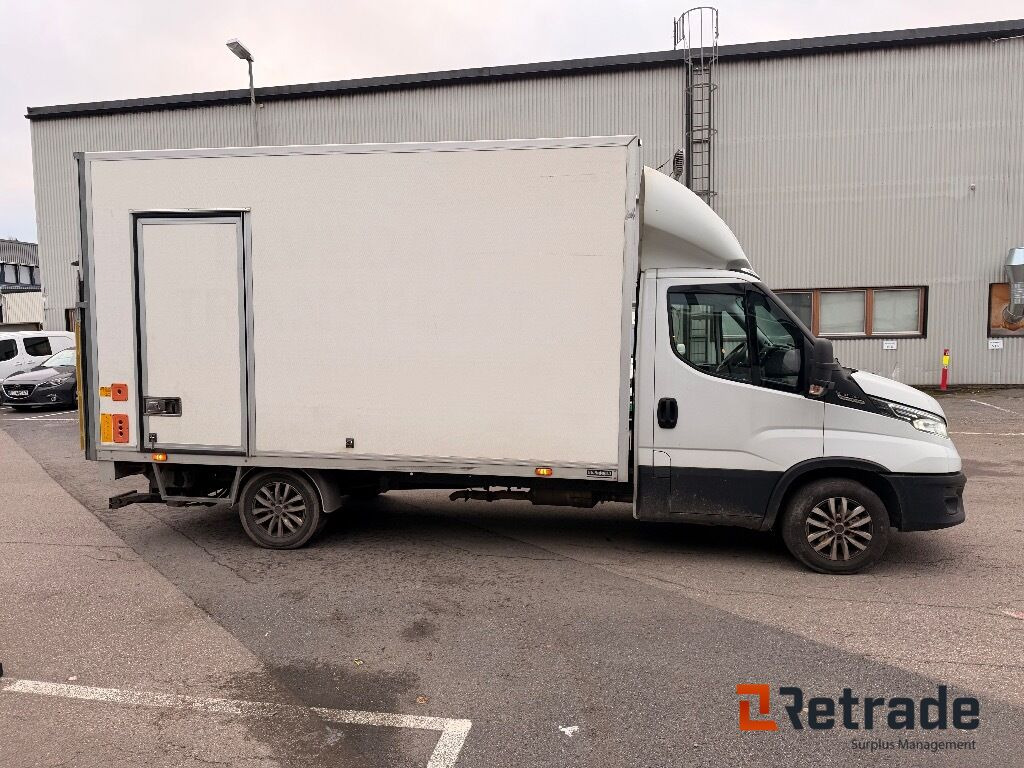 Skapbil IVECO 35S16 (parkert i Oslo) - Dobozos kisteherautó: 4 kép. Skapbil IVECO 35S16 (parkert i Oslo) - Dobozos kisteherautó: 4 kép.