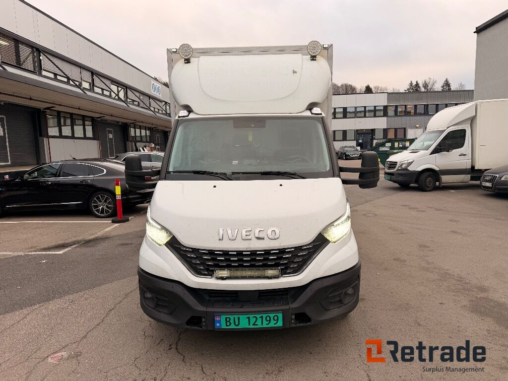 Skapbil IVECO 35S16 (parkert i Oslo) - Dobozos kisteherautó: 2 kép. Skapbil IVECO 35S16 (parkert i Oslo) - Dobozos kisteherautó: 2 kép.