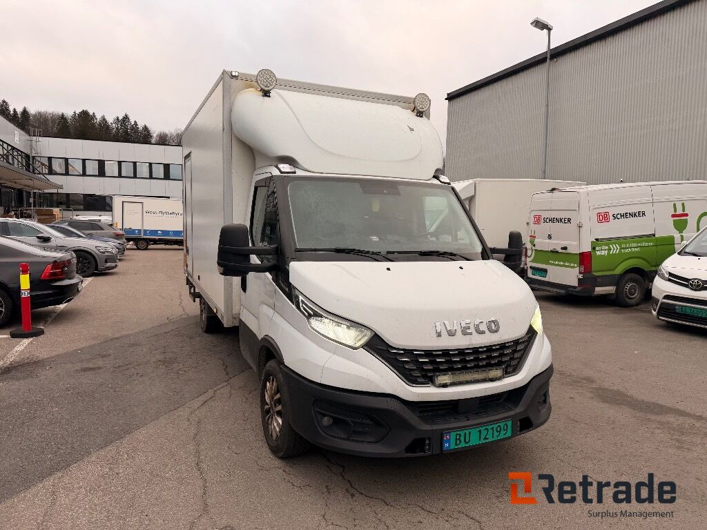 Skapbil IVECO 35S16 (parkert i Oslo) - Dobozos kisteherautó: 3 kép. Skapbil IVECO 35S16 (parkert i Oslo) - Dobozos kisteherautó: 3 kép.