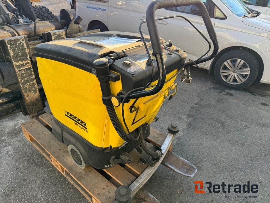 Skurmaskin Kärcher BR 45/40 W - Súrológép: 2 kép. Skurmaskin Kärcher BR 45/40 W - Súrológép: 2 kép.