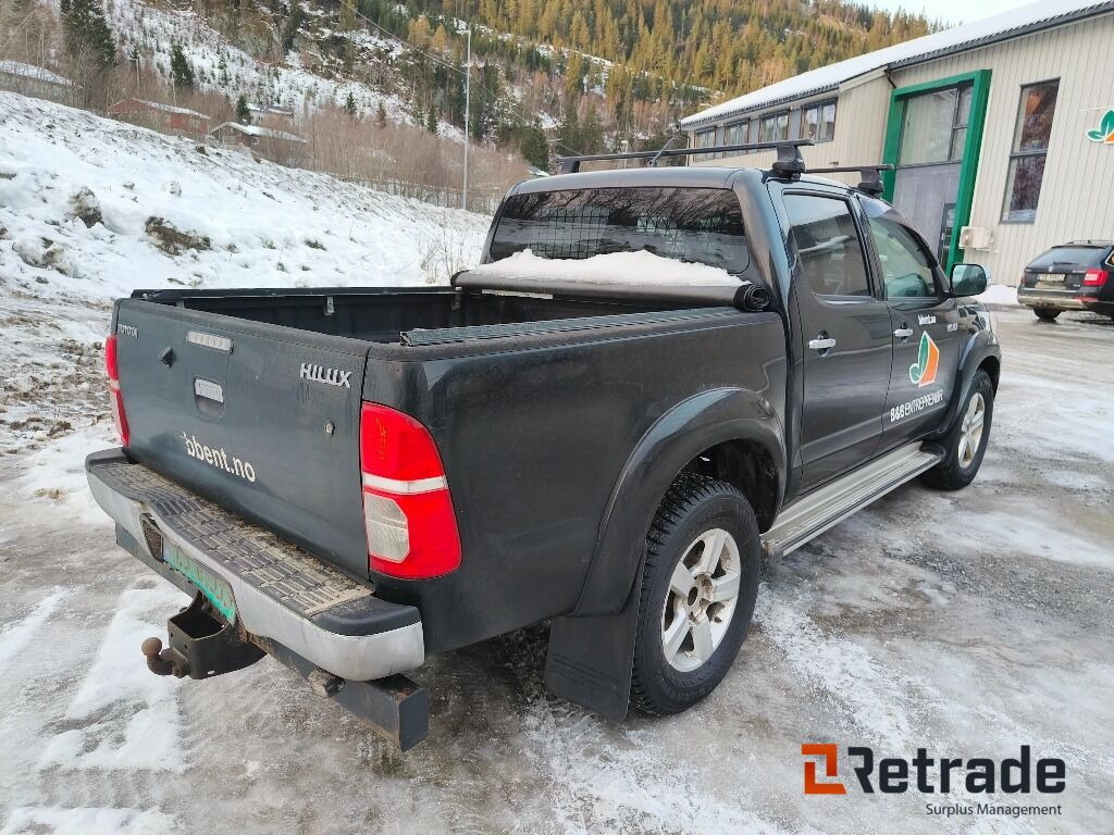 TOYOTA Hilux 4WD - Autó: 4 kép. TOYOTA Hilux 4WD - Autó: 4 kép.