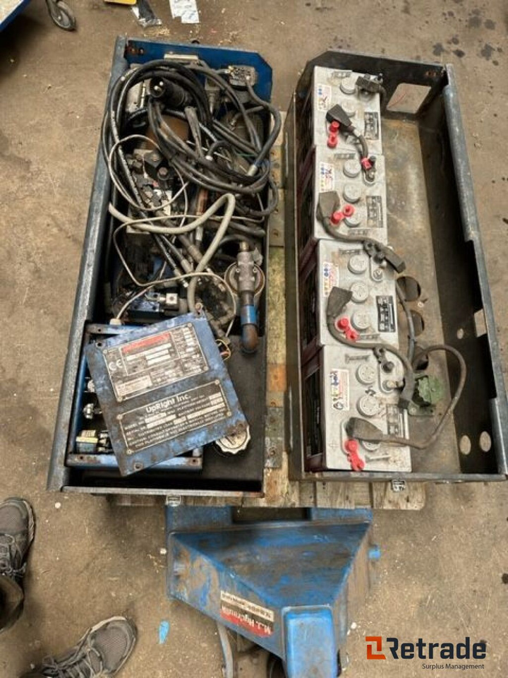 Upright Sax Platform 10 meter / Scissor platform 10 meters - Ollós emelő: 4 kép. Upright Sax Platform 10 meter / Scissor platform 10 meters - Ollós emelő: 4 kép.